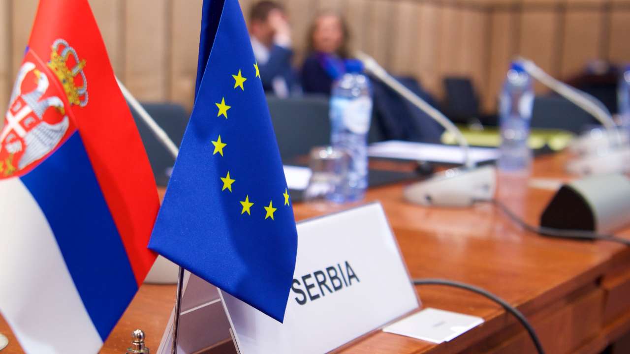 Сербы близки к отказу от вступления в Евросоюз