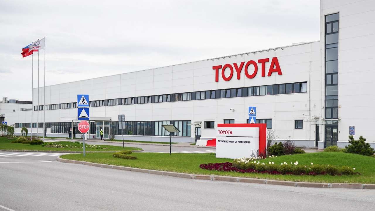 Toyota приняла решение закрыть завод в России