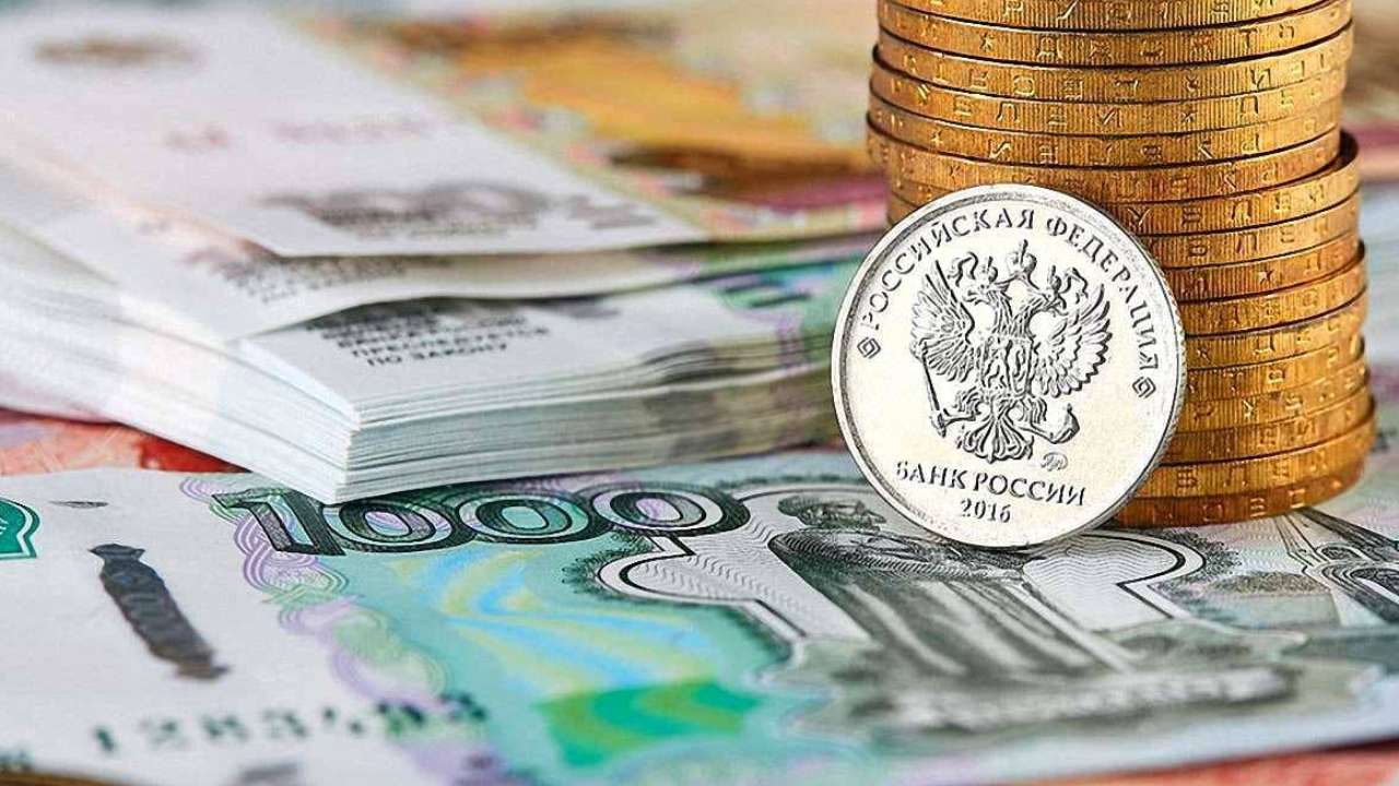 Что будет с курсом рубля до конца года сообщает РИА 