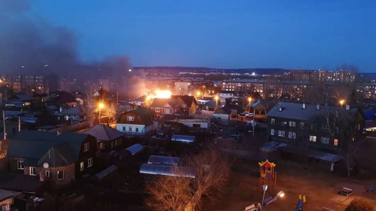 В Иркутске истребитель Су-30 упал на жилой дом