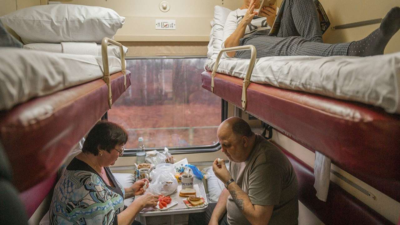 Минтранс предоставил пассажирам верхних полок российских поездов законное право садиться на нижние места для приема пищи