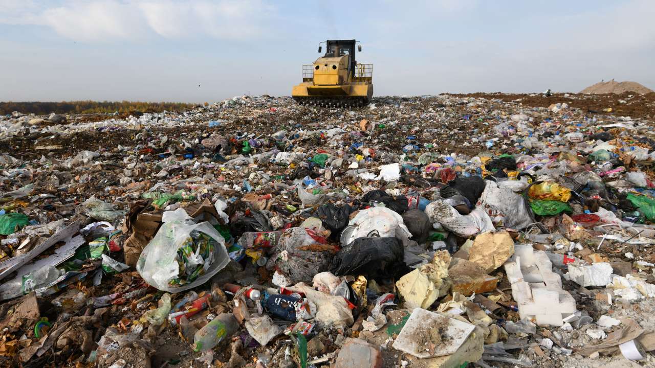 В России продлили эксплуатацию устаревших мусорных полигонов еще на три года