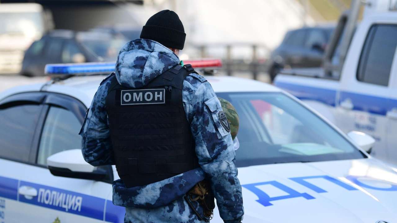 В Новошахтинске Ростовской области неизвестный в камуфляжной форме из пулемёта обстрелял группу полицейских