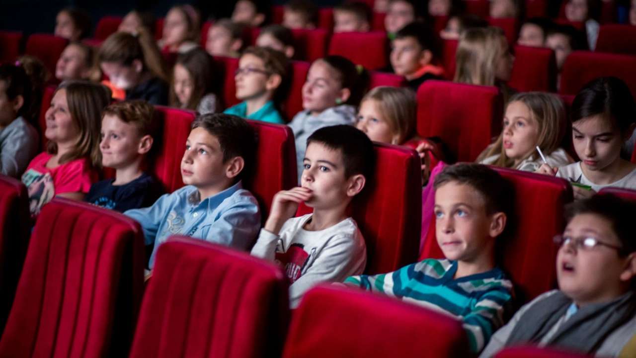 В России предложили в качестве мер поддержки кинотеатров проводить в них уроки литературы для школьников