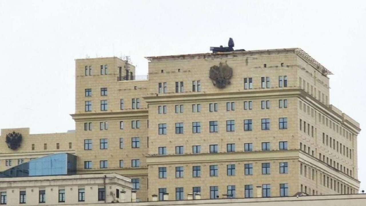 Песков не смог объяснить, зачем Минобороны начало устанавливать на крышах зданий в Москве зенитно-ракетные комплексы «Панцирь-С1»