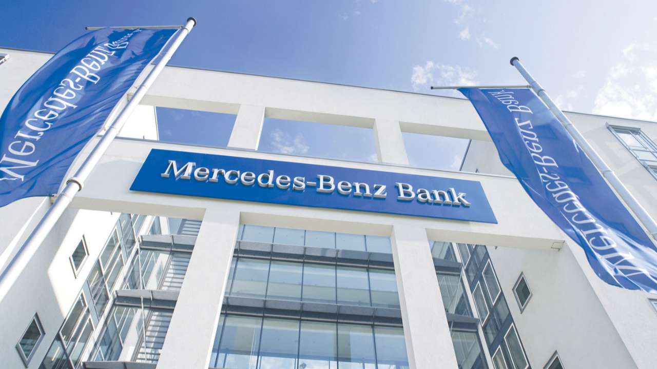 Путин одобрил продажу 100% долей дочернего банка Mercedes-Benz в России