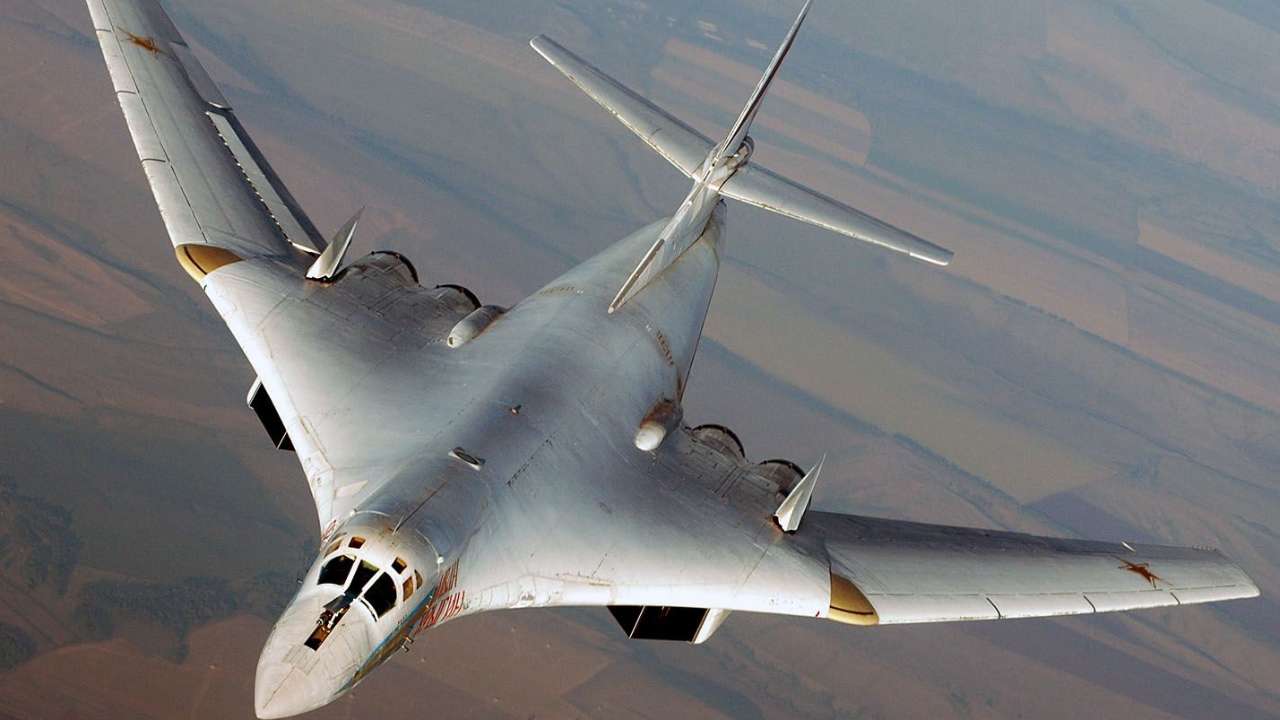 Британская газета Daily Mail расценила полет российских ядерных бомбардировщиков Ту-160 над Норвежским морем как предупреждение Путина Западу