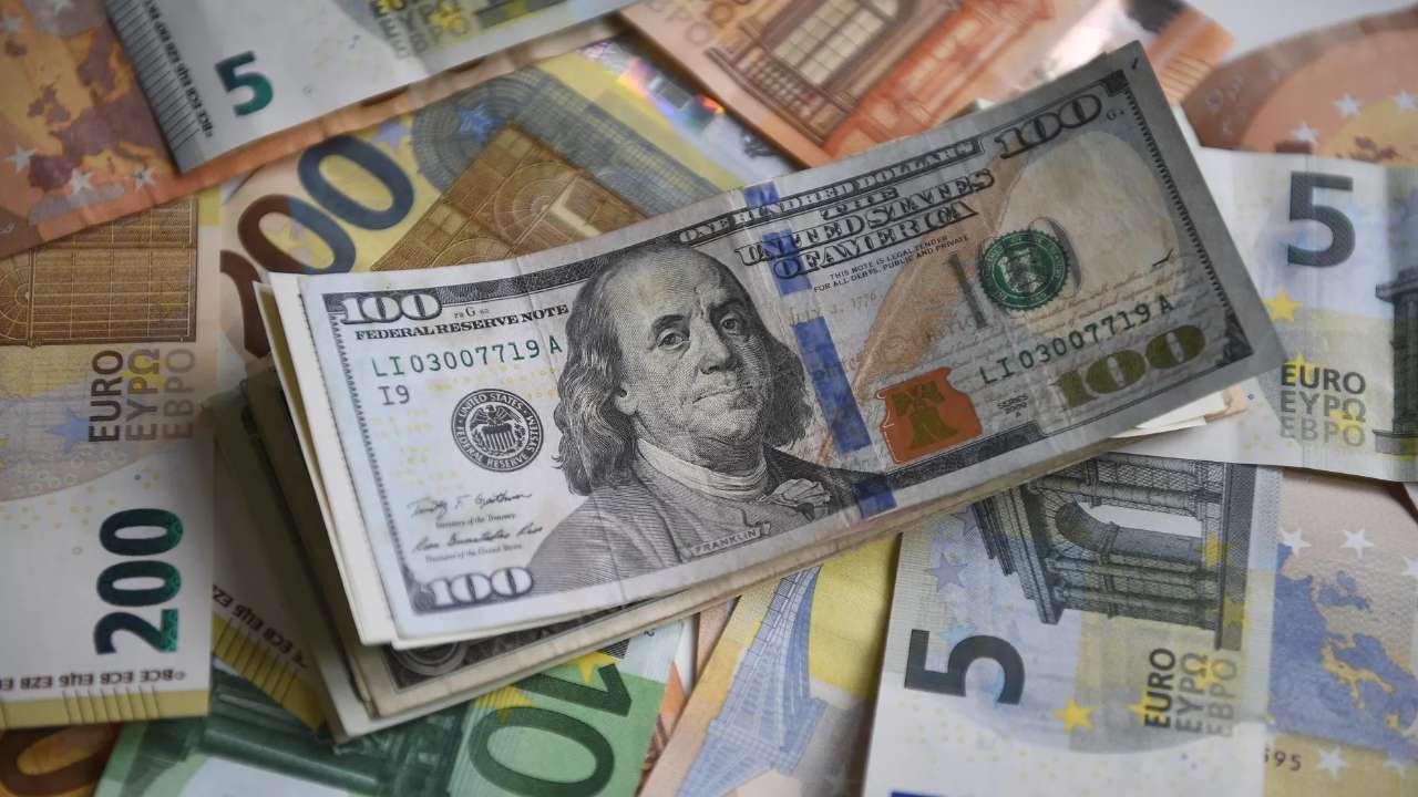 ЦБ намерен продлить ограничения на снятие наличной валюты и вывод денег за рубеж