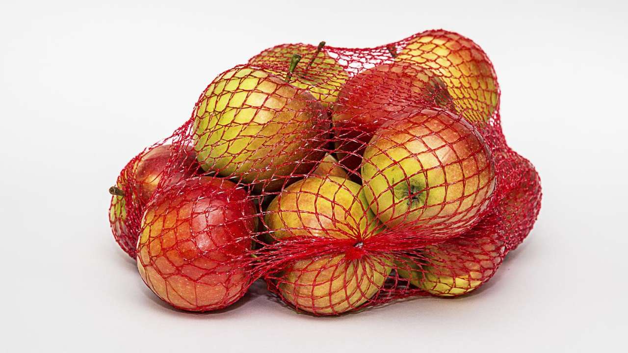 Минпромторг планирует запретить продажу овощей и фруктов в сетках