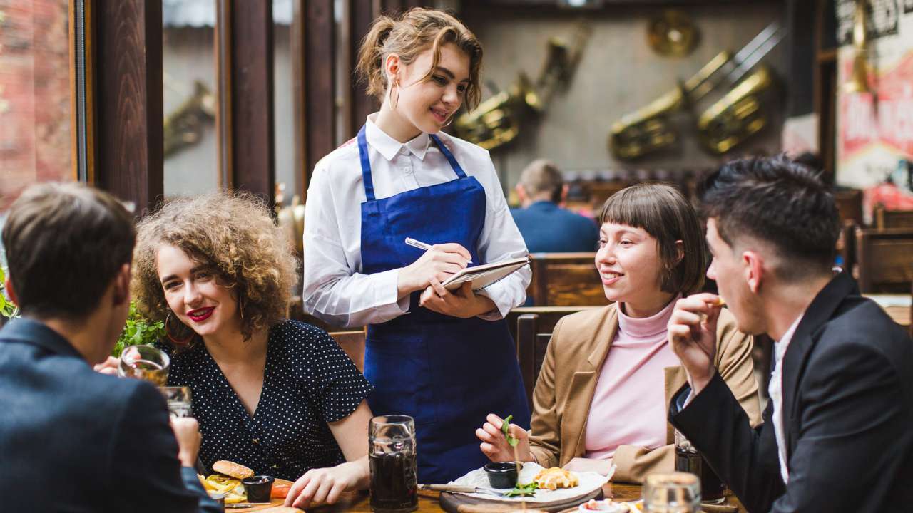 В Госдуму внесен законопроект о сборе с посетителей ресторанов в поддержку участников СВО