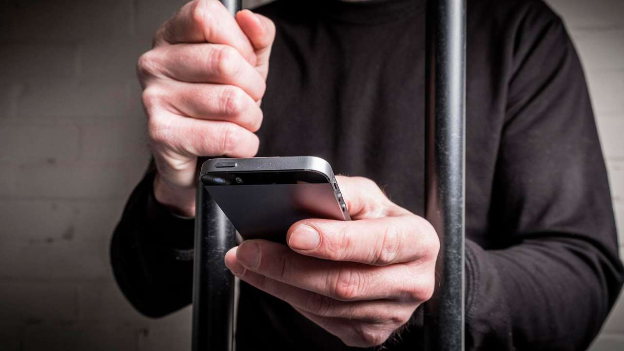 В России ужесточат наказание за пронос телефона в тюрьмы и СИЗО