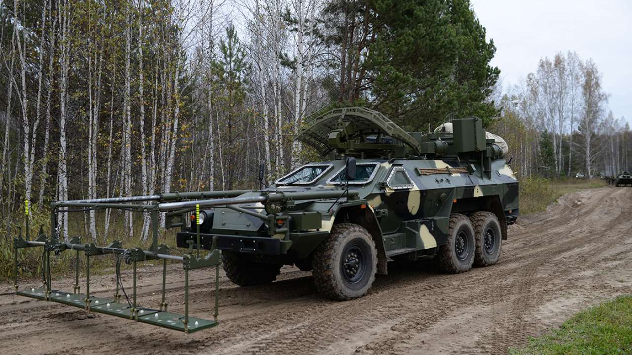 Российские ракетные войска полностью укомплектованы новейшими машинами разминирования «Листва»