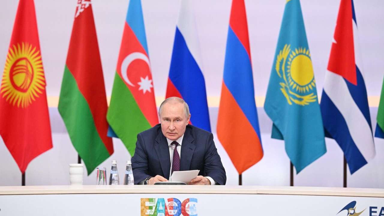 Путин заявил, что Россия не будет отгораживаться от мировой экономики и все производить сама