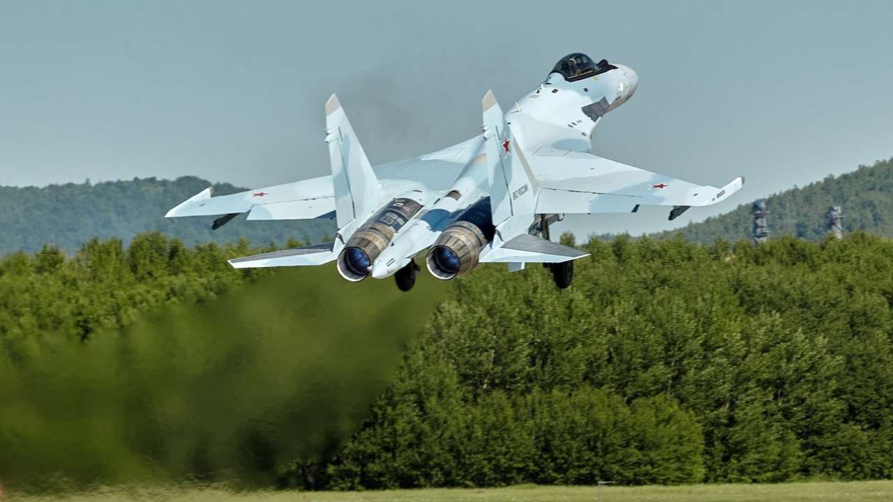 Воздушно-космические силы России получили партию новых истребителей Су-35С