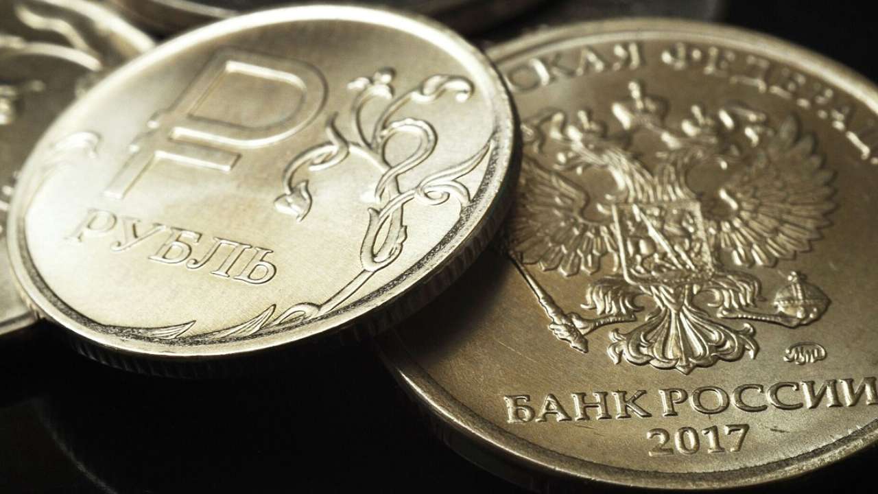 Россия будет выплачивать валютный долг рублями
