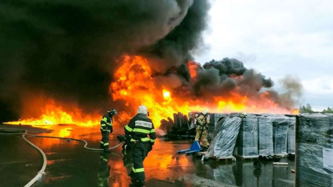 В подмосковном Раменском произошел крупный пожар на складе с удобрениями