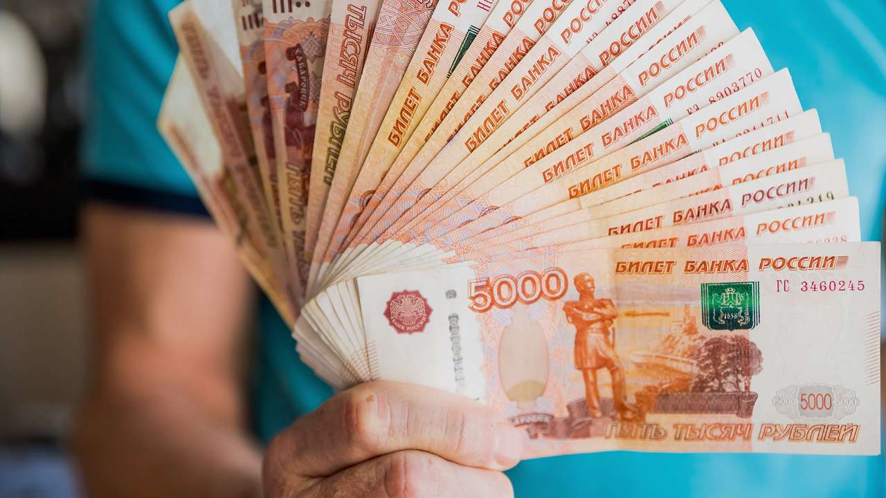 Доля россиян с доходом от 100 тыс. рублей увеличилась на треть