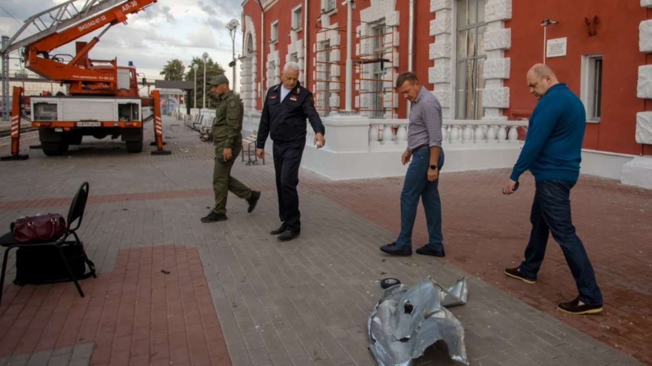 Беспилотник атаковал железнодорожный вокзал в Курске