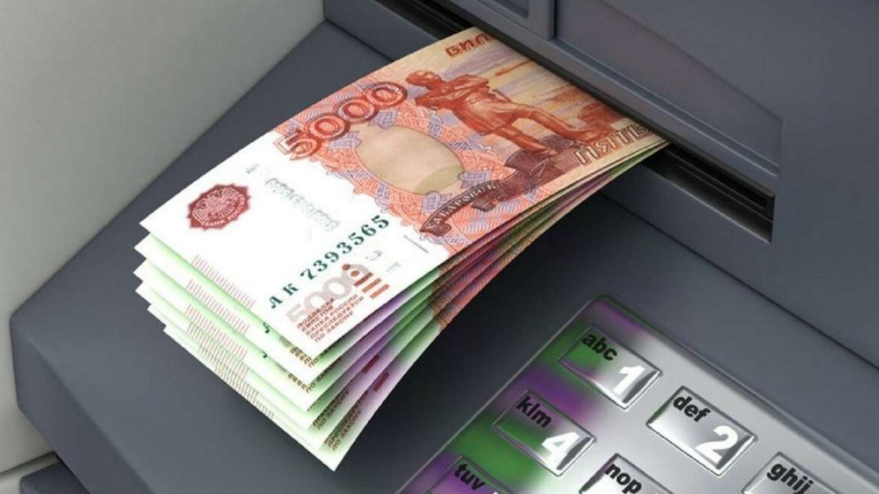 Объем наличных в кассах и банкоматах российских банков впервые превысил 2 трлн рублей 