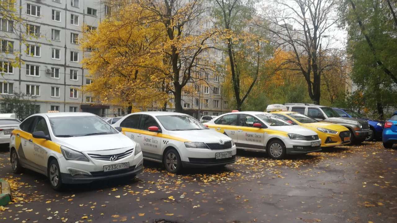 В МВД одобрили инициативу о запрете такси парковаться в жилых зонах и дворах