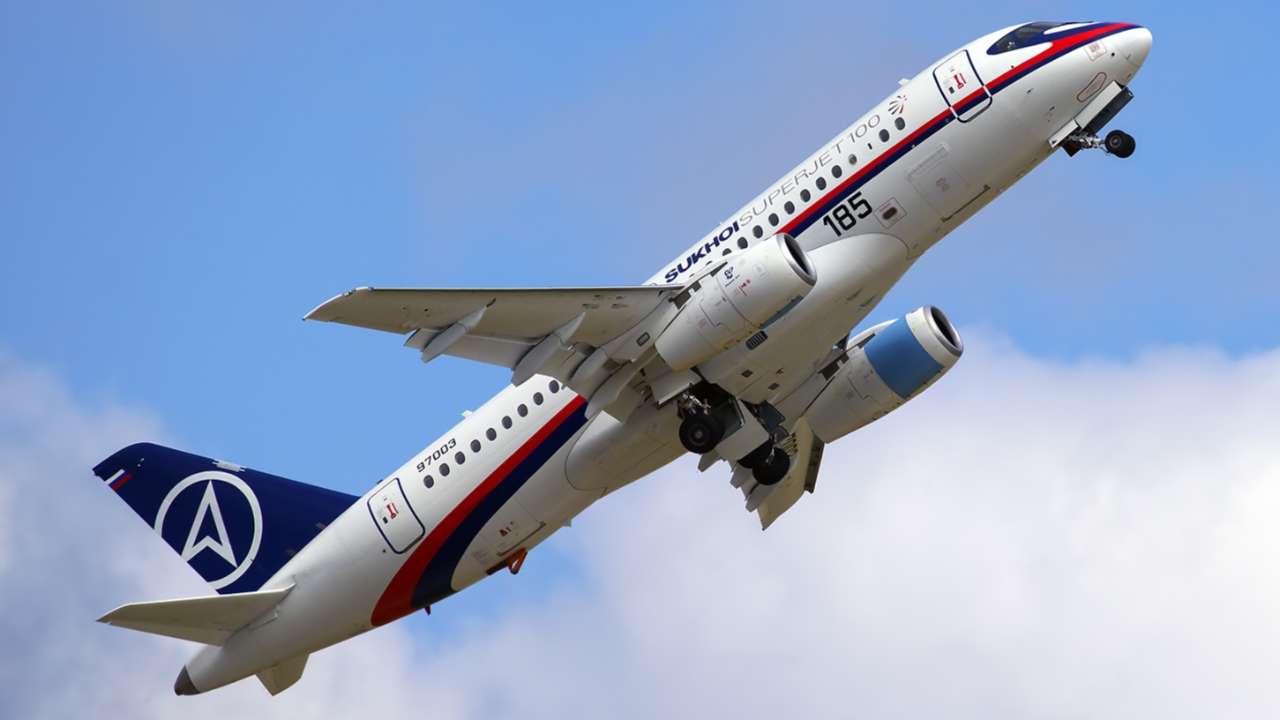 Sukhoi Superjet 100 совершил аварийную посадку во Владивостоке