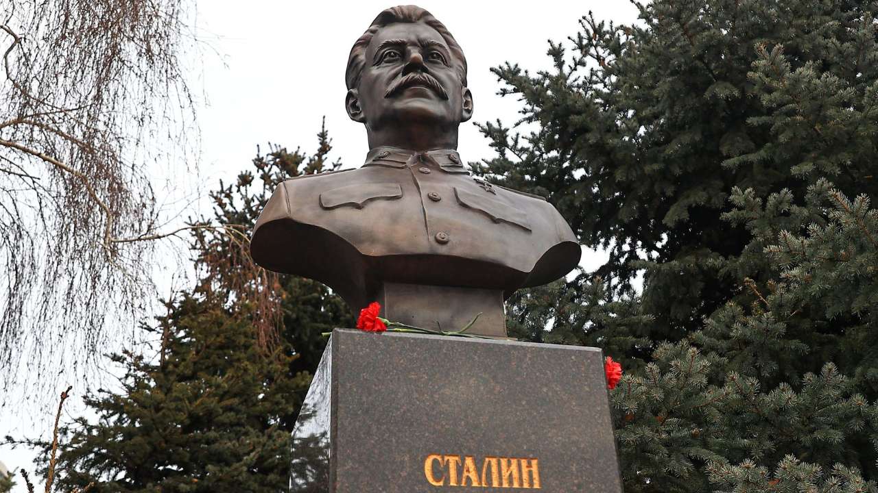 В Кремле заинтересовались установкой бюста Сталина на территории детского парка в Кировской области 