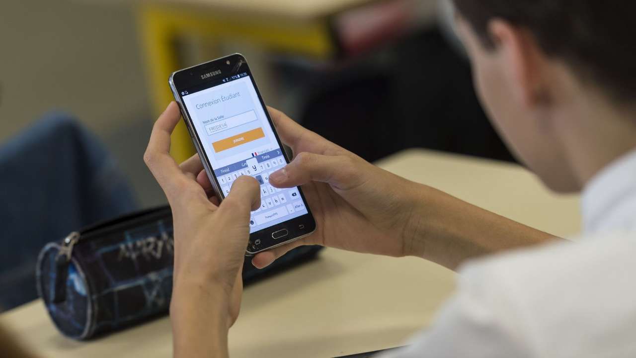 В Госдуму будет внесен законопроект о регулировании использования мобильных телефонов в школе