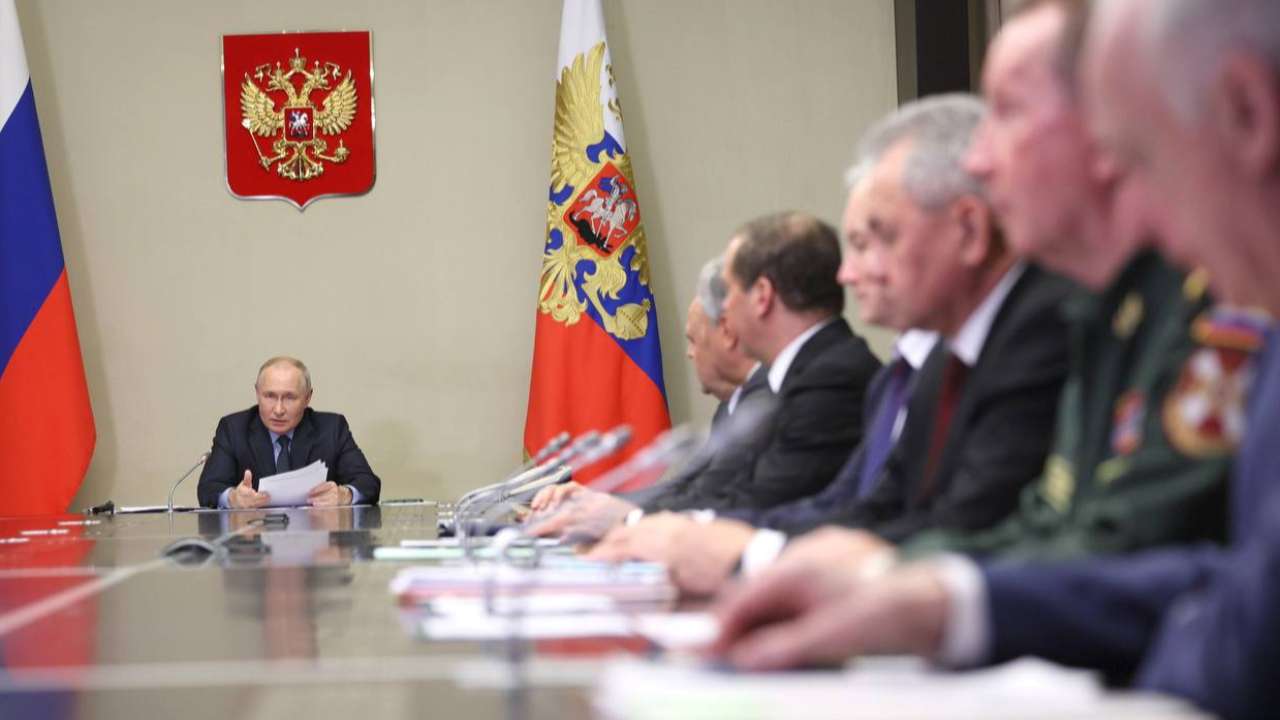Кремль сообщил итоги совещания Путина с силовиками после беспорядков в Махачкале