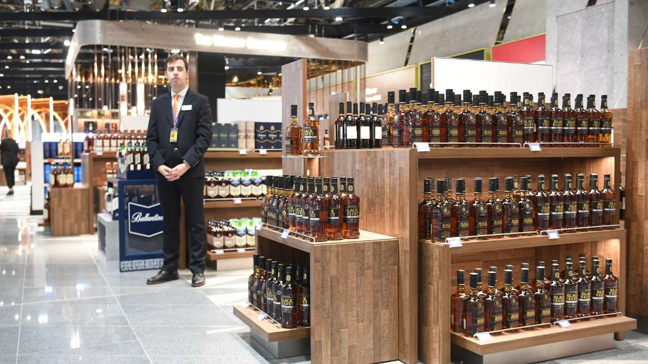 Правительство предложило разрешить продажу алкоголя в аэропортах на рейсах по России