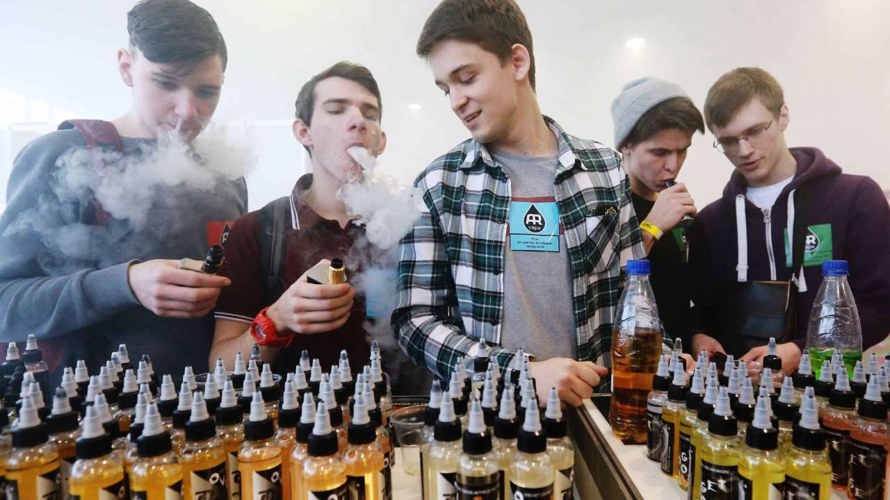 Продавцы вейпов в России предложили штрафовать родителей за курение детей