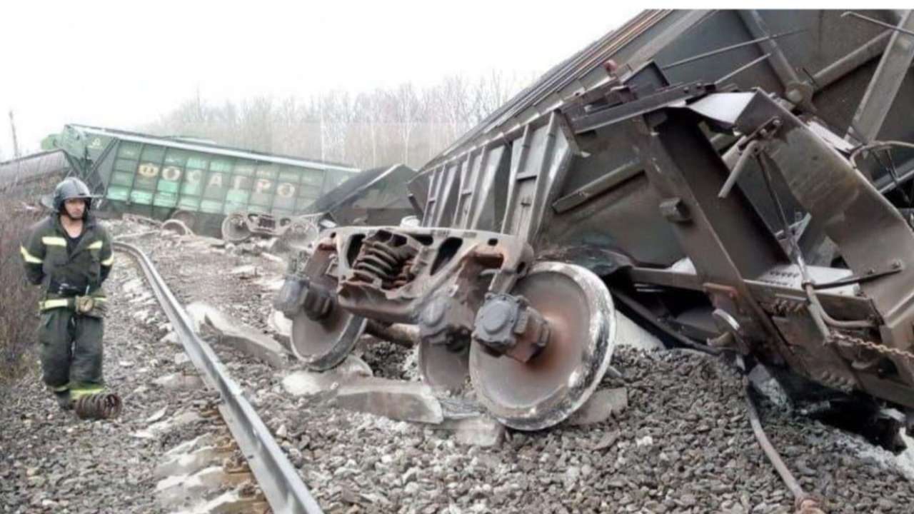 В Рязанской области товарный поезд сошел с рельсов 