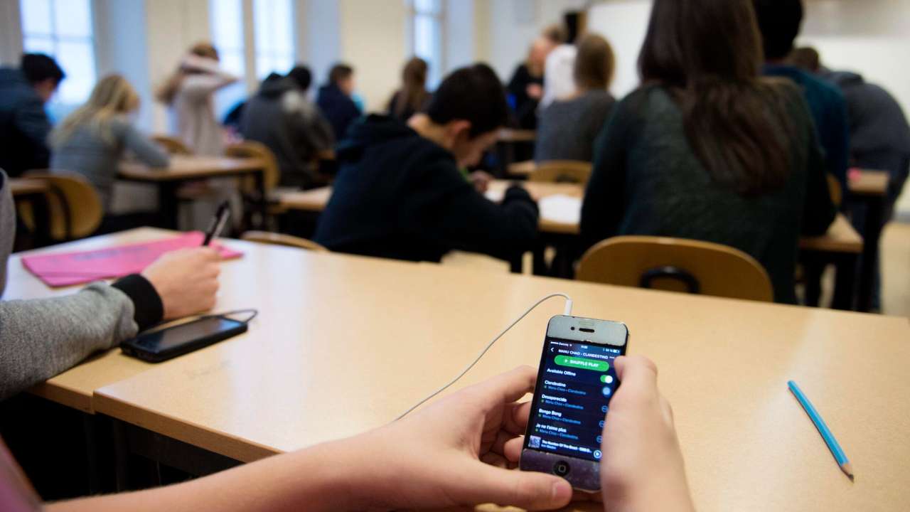 Госдума приняла в первом чтении законопроект об ограничении использования телефонов в школах