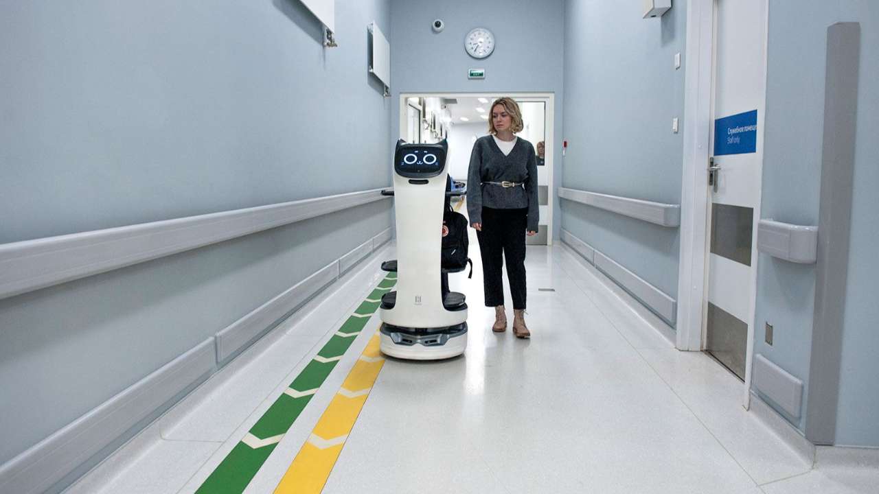 В российских больницах появились роботы-помощники «робокошки»