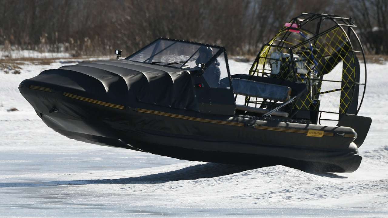 Российские военные начали применять «водный внедорожник» Alligator в зоне проведения СВО