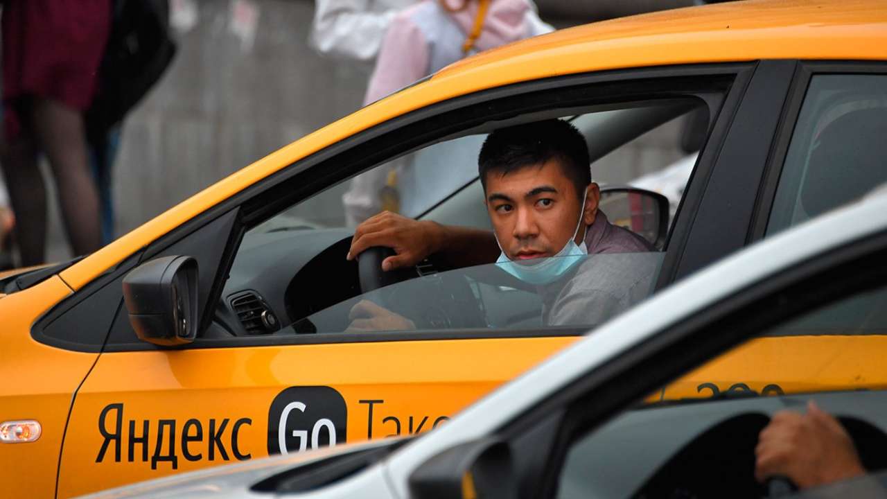 Совет Федерации попросили разрешить мигрантам работать в такси