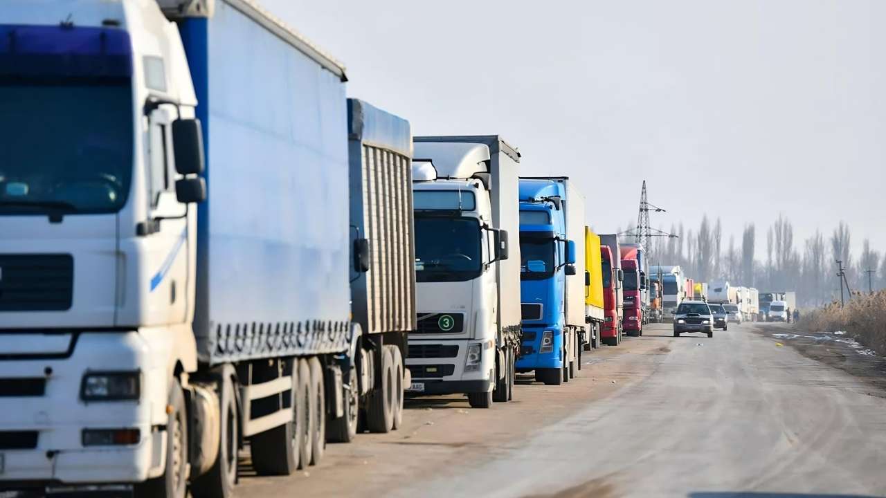 Правительство продлило запрет на въезд в Россию грузовиков из Европы