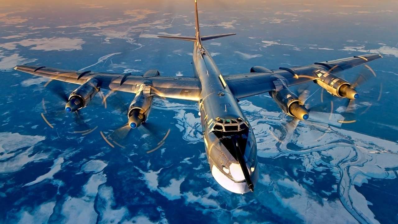 Российские бомбардировщики Ту-95МС выполнили полет вблизи Аляски
