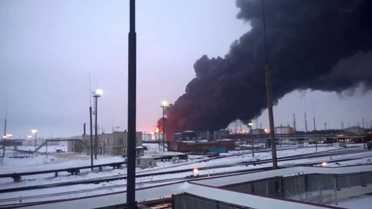 В Рязани загорелся нефтеперерабатывающий завод после атаки беспилотника
