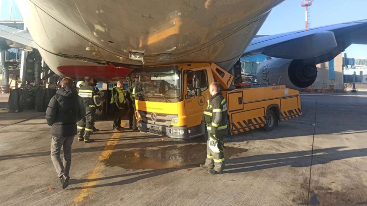 В аэропорту «Домодедово» водовоз протаранил пассажирский самолет 