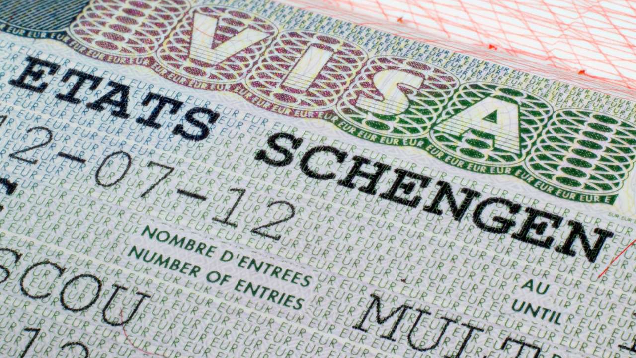 У россиян резко вырос спрос на шенгенские визы и поездки в Европу 