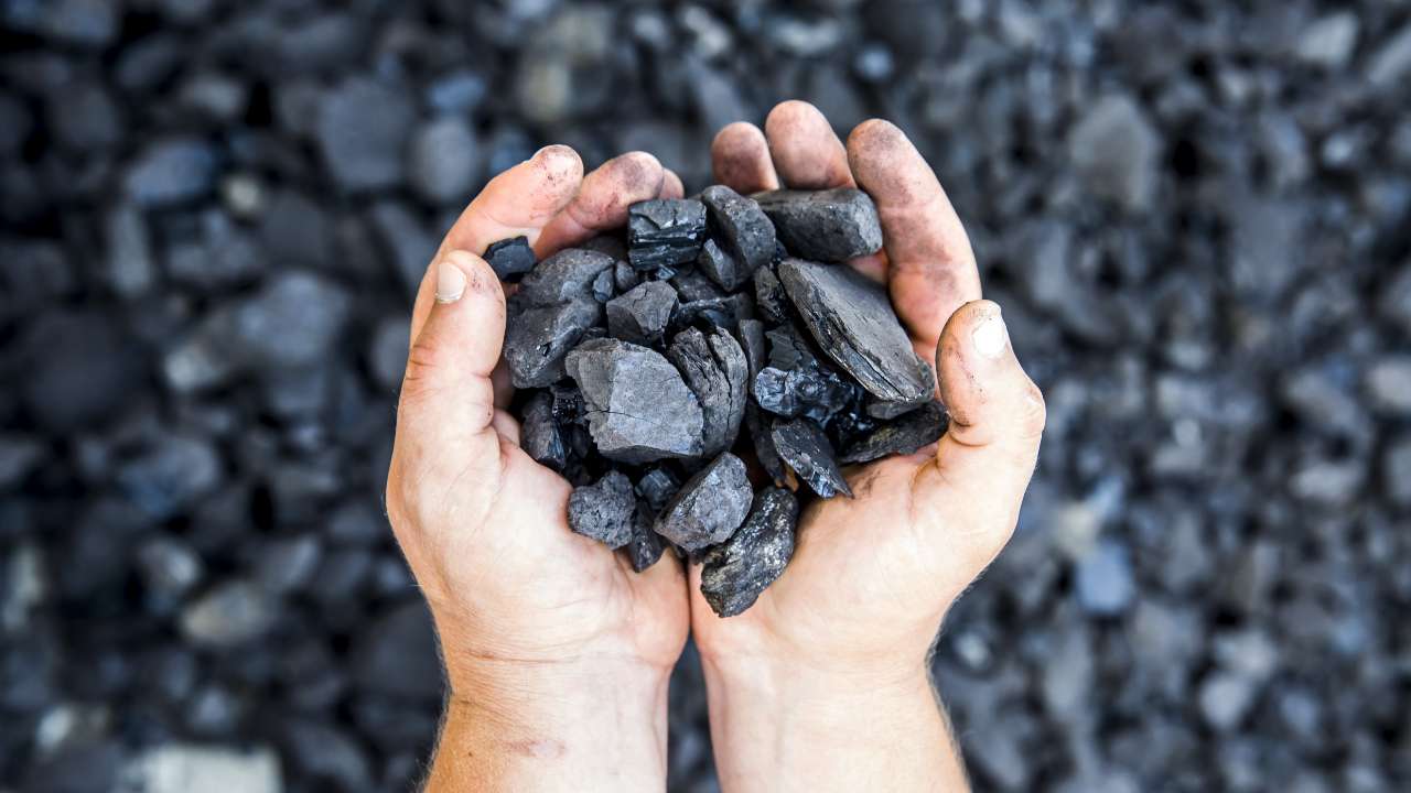 Прибыль угольных компаний в России падает