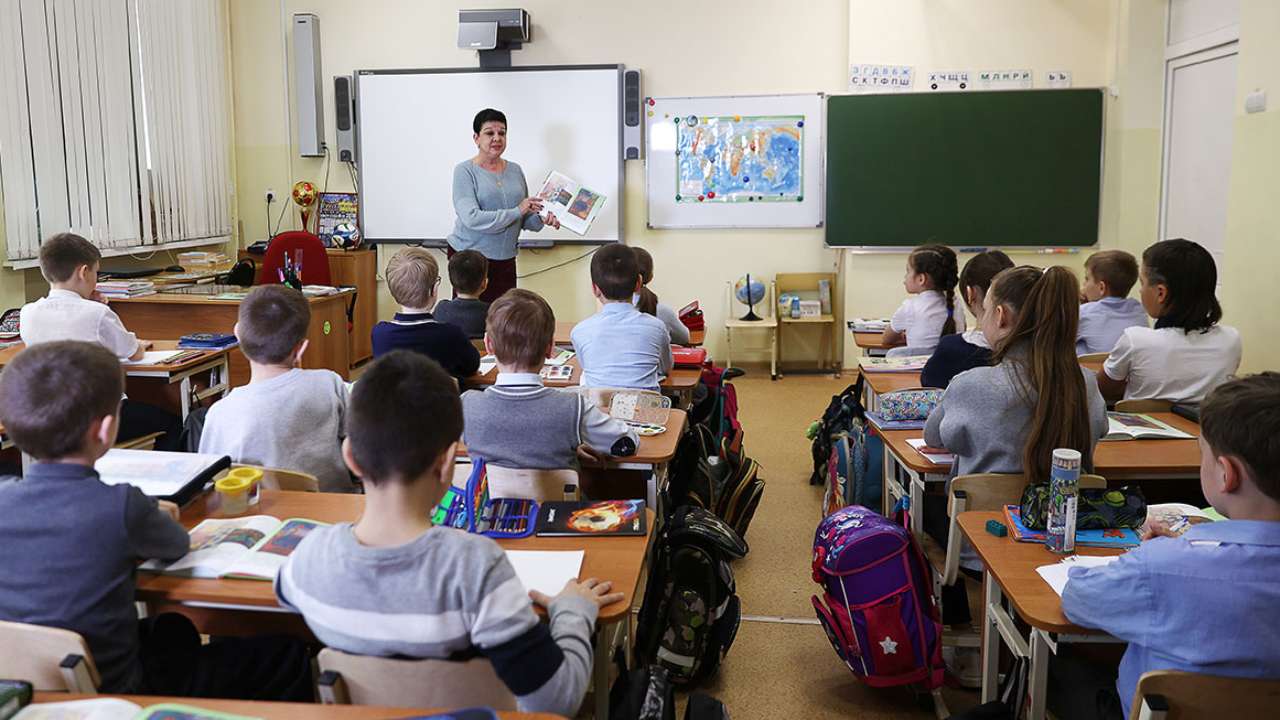 Свыше 1,5 млрд рублей будет выделено на оснащение школ в новых регионах России